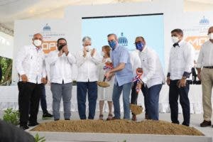 Presidente da primer palazo para construcción de retorno operacional en La Vega