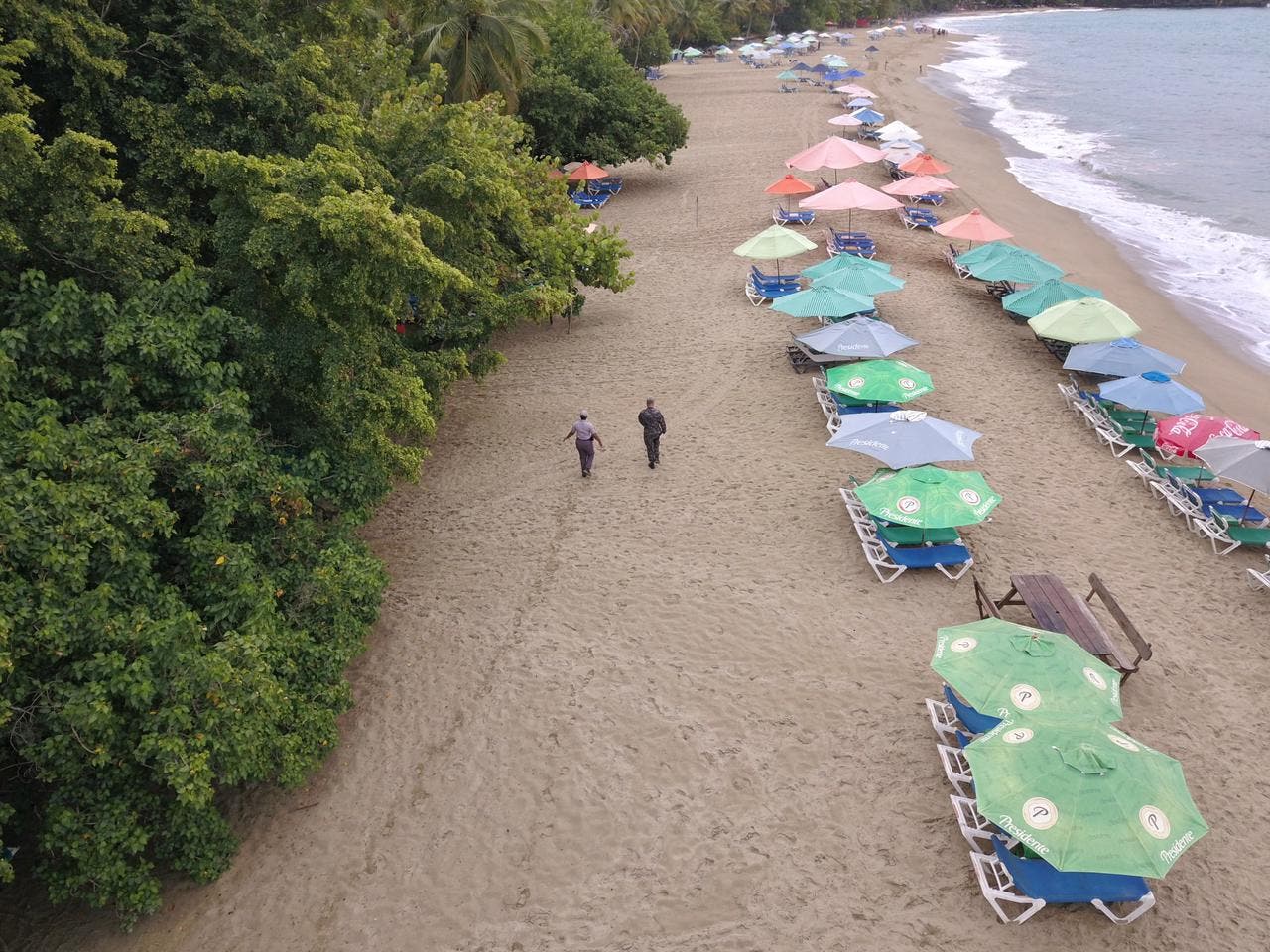 Restringen acceso de bañistas a playa Alicia de Sosúa por oleajes anormales