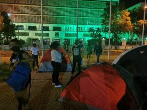 Policía desmonta acampada feminista antes del debate sobre aborto