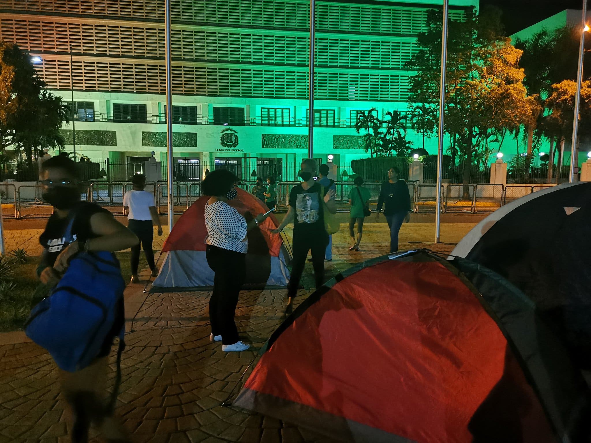 Policía desmonta acampada feminista antes del debate sobre aborto