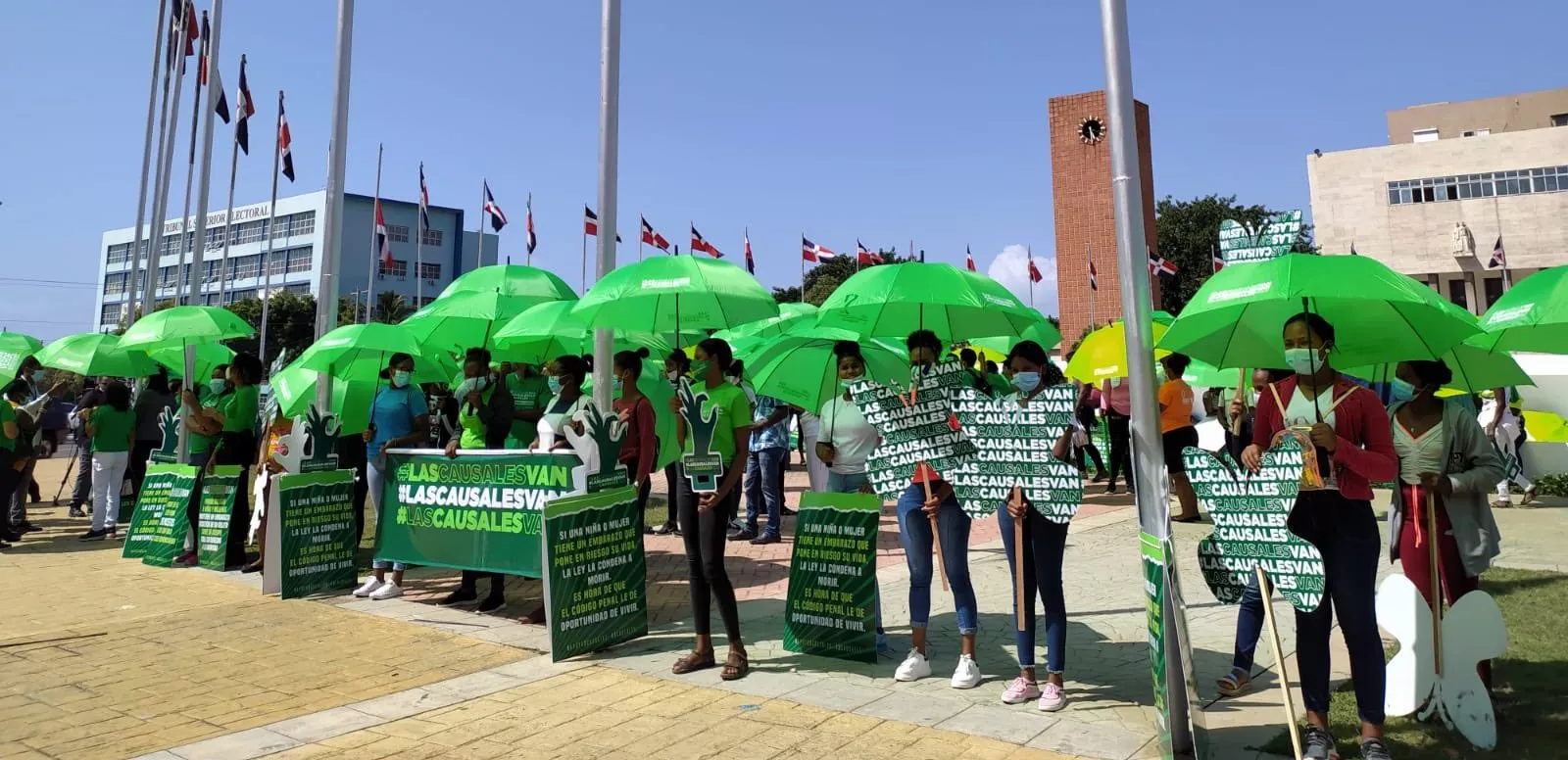 Feministas vuelven a instalarse frente al Congreso Nacional por las tres causales