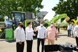 Agricultura recibe cosechadora de caña donada por gobierno de la República Popular China