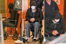 Luego de ir al dentista, Brad Pitt sale en silla de ruedas