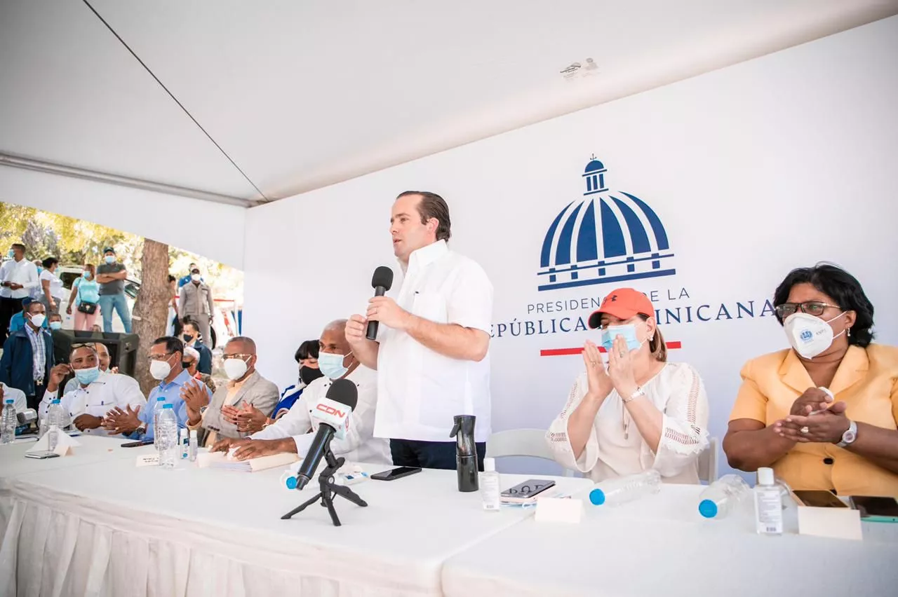 Gobierno entrega RD$40 millones para construcción de viviendas en Independencia