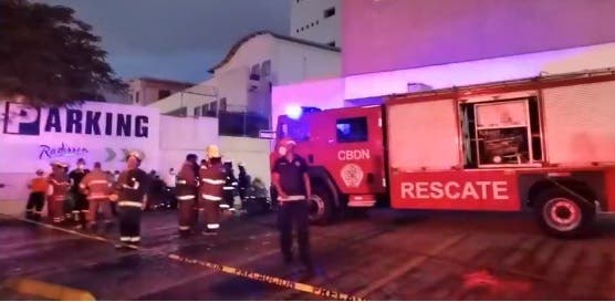 Bomberos sofocan incendio en Plaza Naco; afectó biblioteca y estudio TV en el sótano