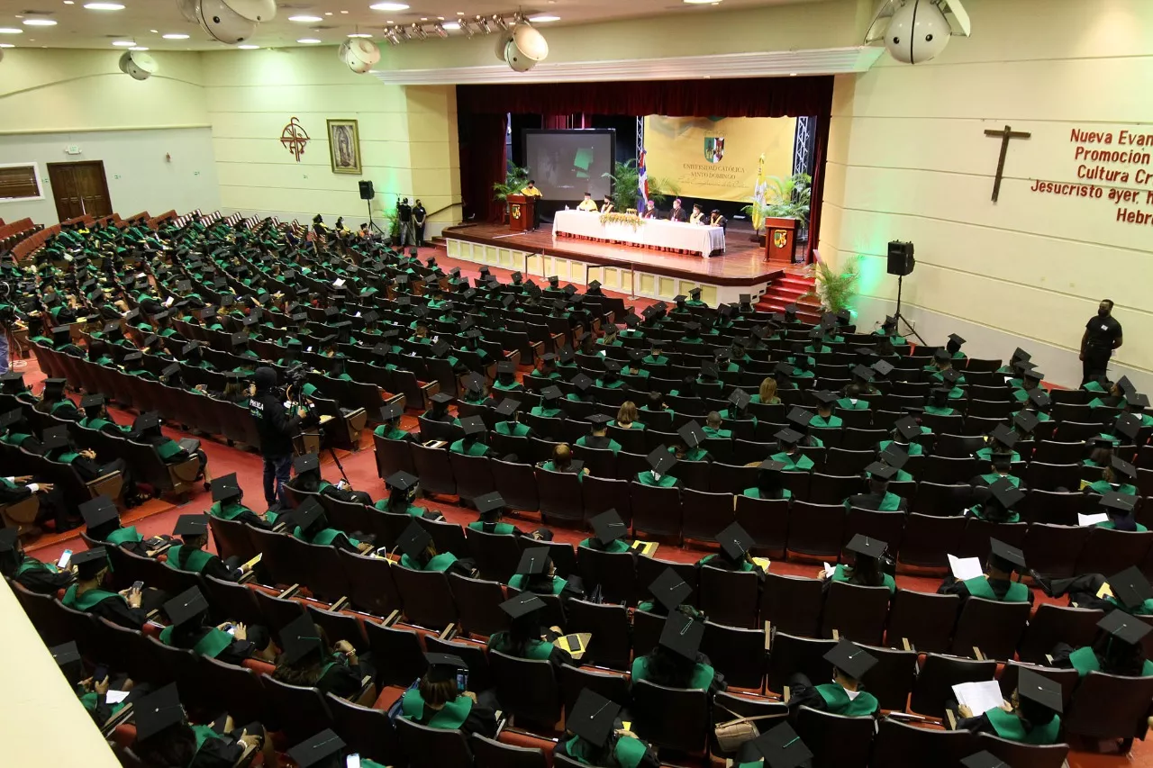 Universidad Católica gradúa 380 profesionales  en Postgrado