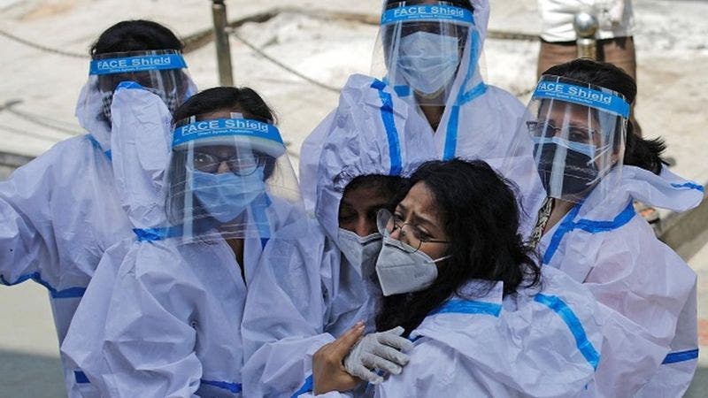 Coronavirus en India: las imágenes que muestran la desgarradora crisis del país