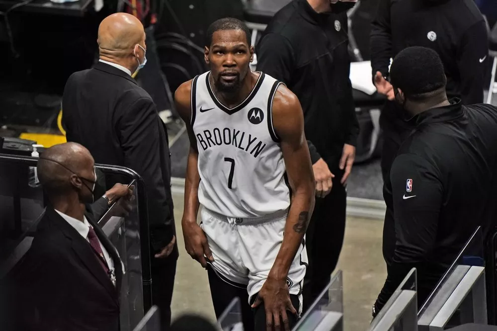 Kevin Durant deja el juego de los Nets en Miami por lesión en el muslo