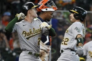 Jonrón de dos carreras de Laureano le da a los Atléticos una victoria por 7-3 sobre los Astros