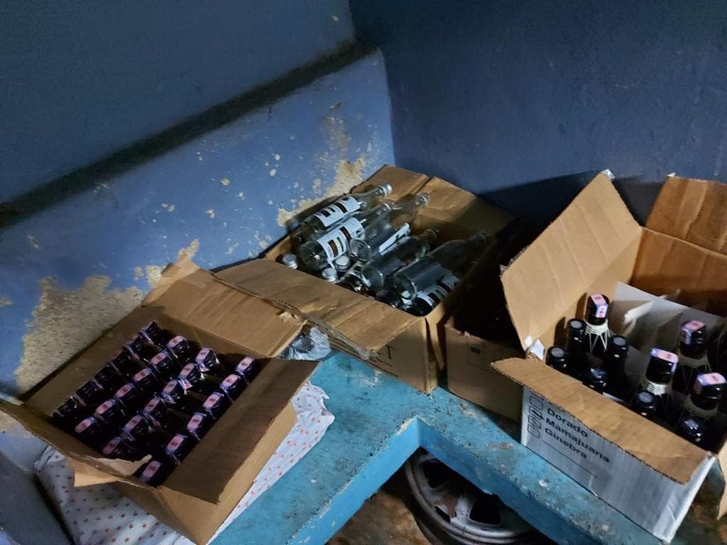 Policía desmantela 5 laboratorios de bebidas adulteradas y detiene 17 personas