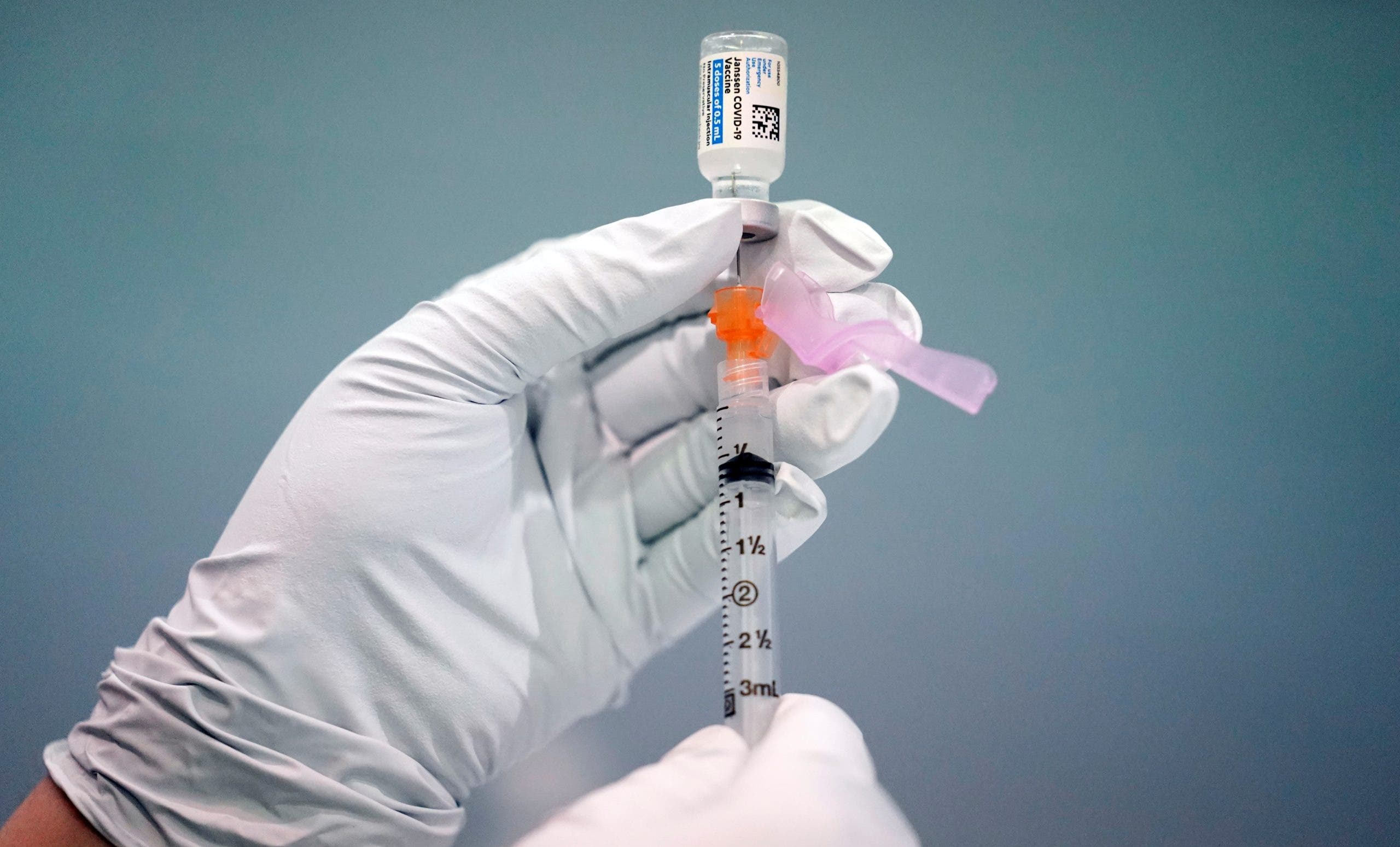EE.UU. recomienda suspender la aplicación de vacuna de J&J por casos adversos