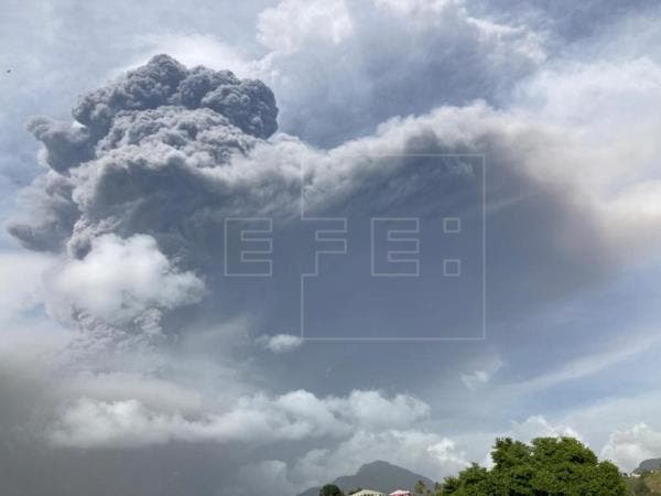 El volcán La Soufriere continúa lanzando cenizas, a 8.000 metros de altura
