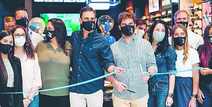 Los gerentes de Skechers dan apertura a su primera tienda en el país.