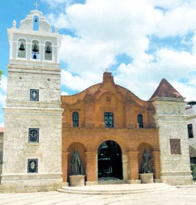 Iglesia de Santa Bárbara, con  rica colección de imágenes