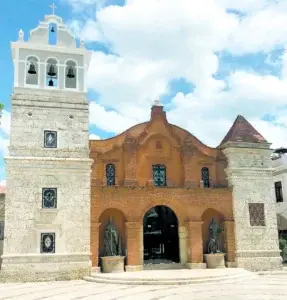 Iglesia de Santa Bárbara, con  rica colección de imágenes