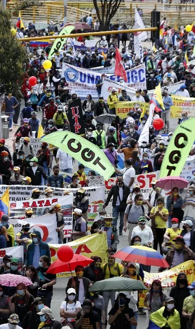 Colombianos siguen protestas en las calles