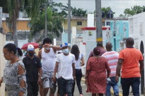 Familias desafían amenazas por Covid-19 y rinden homenaje póstumo a sus madres