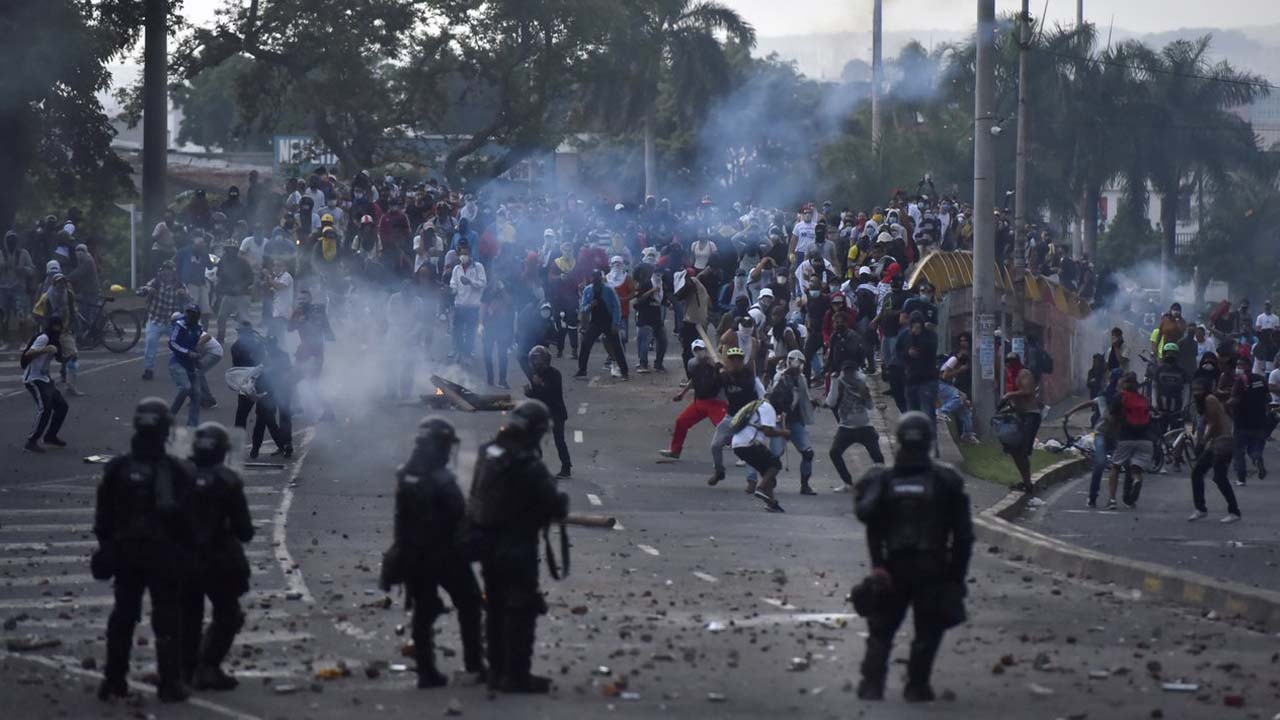 Policía disparó perdigones a periodistas en protesta en Colombia, según FLIP