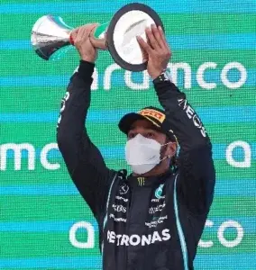 Lewis Hamilton sigue firme como el líder  de la F1