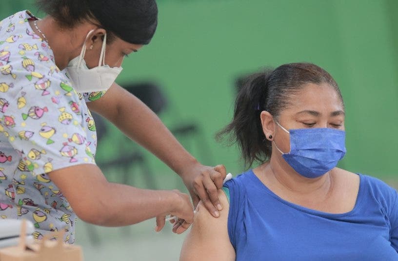 Ministerio de Trabajo instruye a empleadores permitir a trabajadores ir a vacunarse