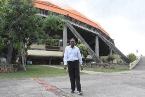 Don Tomás Reyes, 52 años siendo el mayordomo por excelencia del Palacio de los Deportes Virgilio Travieso Soto