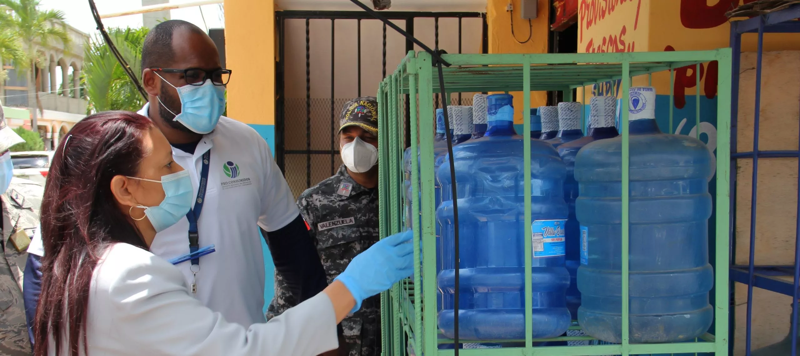 Pro Consumidor pide a comercios no exponer al sol botellas plásticas de agua