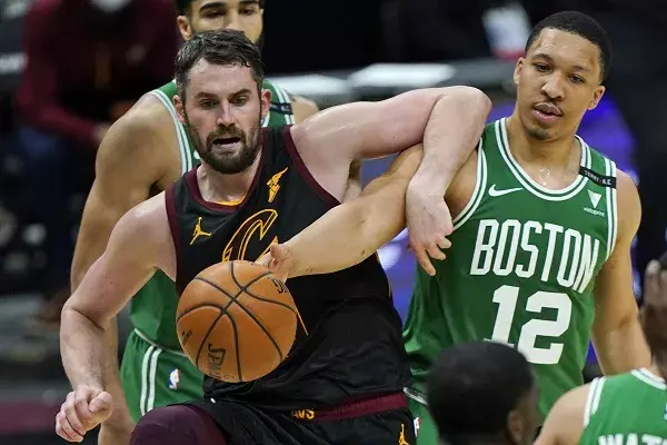 Kevin Love anota 30 puntos y Cavaliers cortan racha de 11 derrotas