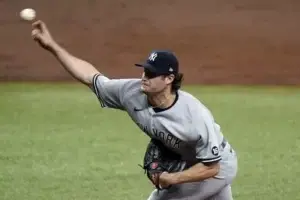 Cole poncha a 12 bateadores en la victoria de los Yanquis sobre los Rays