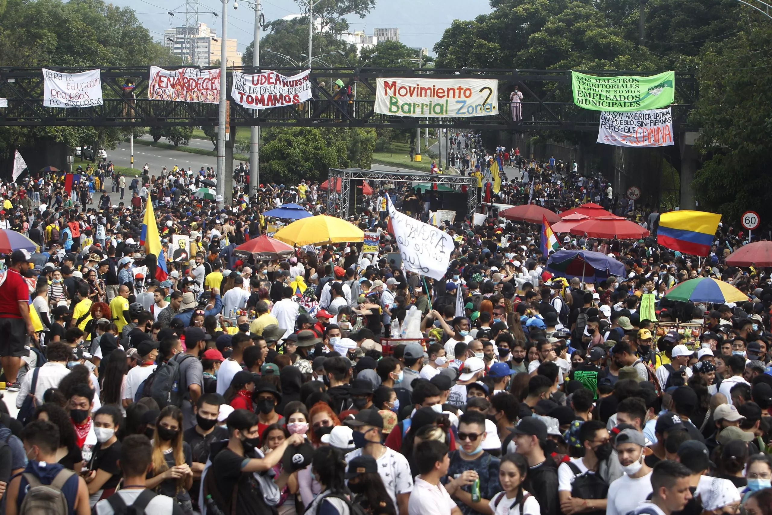 Miles de colombianos vuelven a poner al Gobierno en jaque en las calles