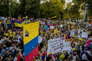 Colombia llama al diálogo político, mientras las protestas siguen en la calle