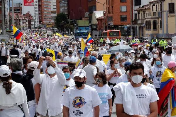 Miles de personas marchan contra el paro en Colombia en medio de un clima de tensión