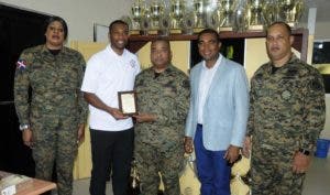 Ejército reconoce al entrenador estadounidense Andre Shaw 