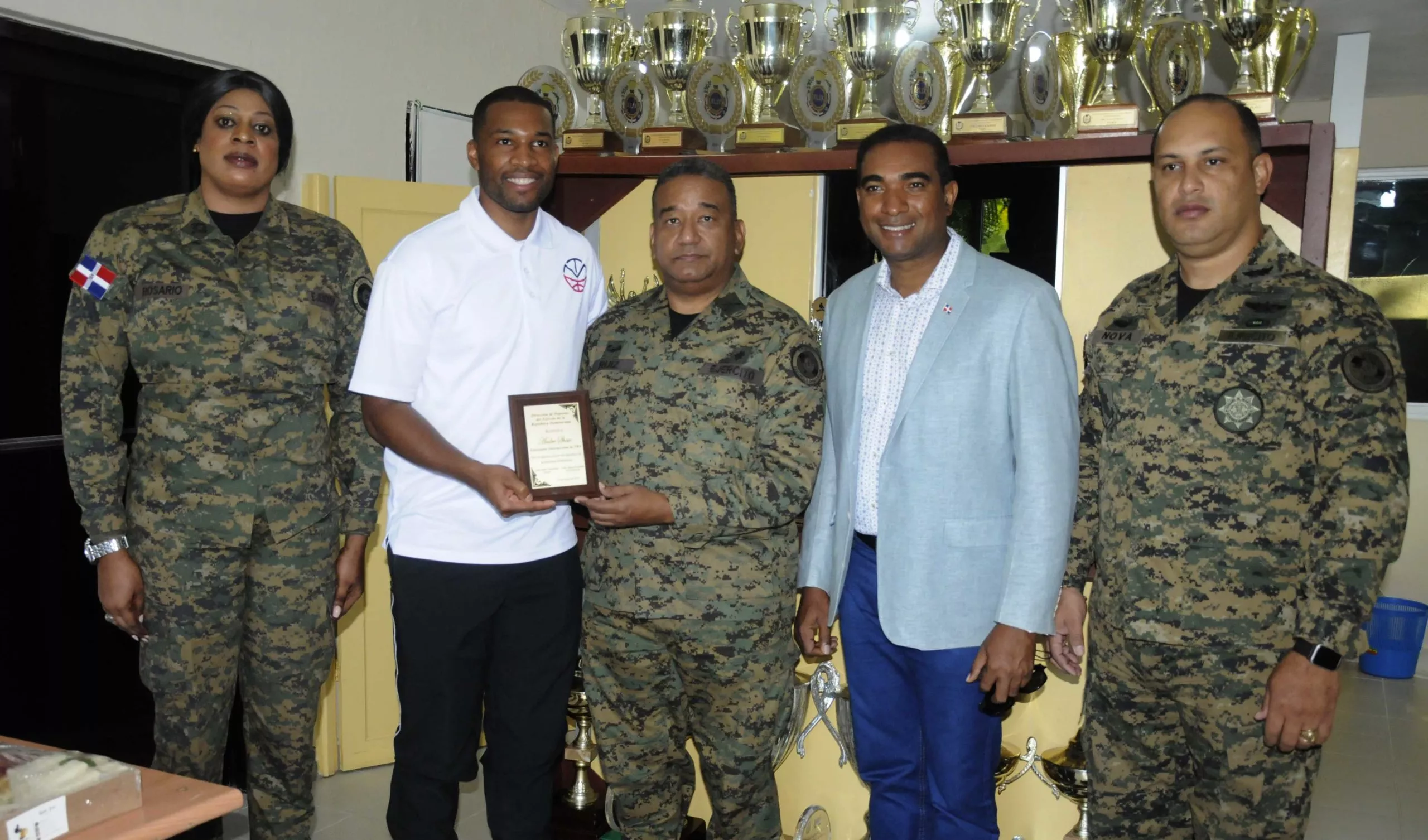 Ejército reconoce al entrenador estadounidense Andre Shaw 