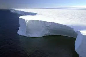 El iceberg más grande del mundo se desprende de la Antártida