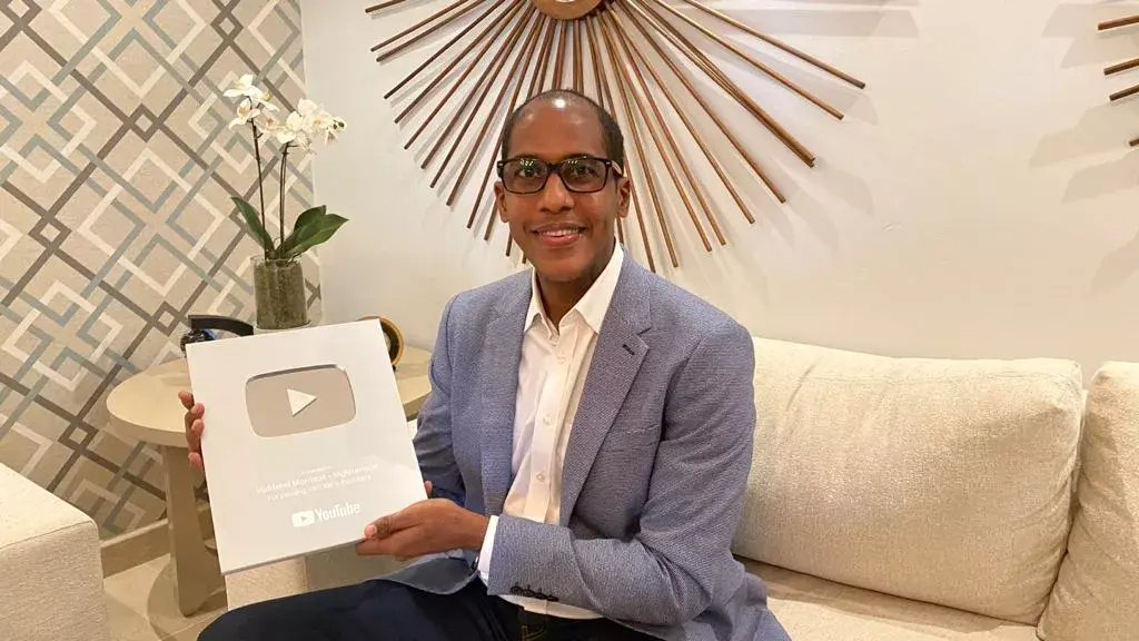 Hiddekel Morrison recibe Premio de Plata de YouTube