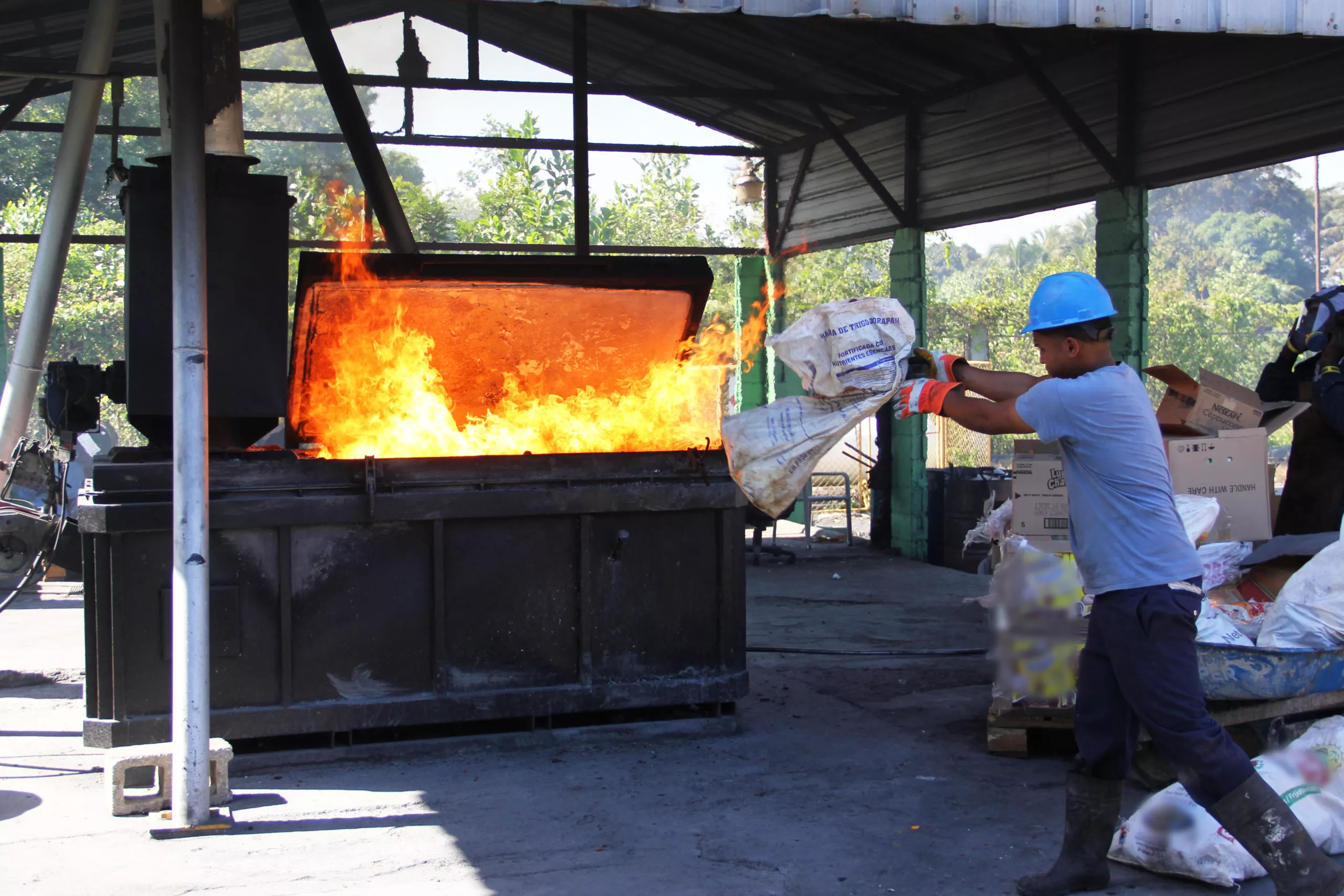 Pro Consumidor destruye 25 mil productos dañados decomisados en operativos