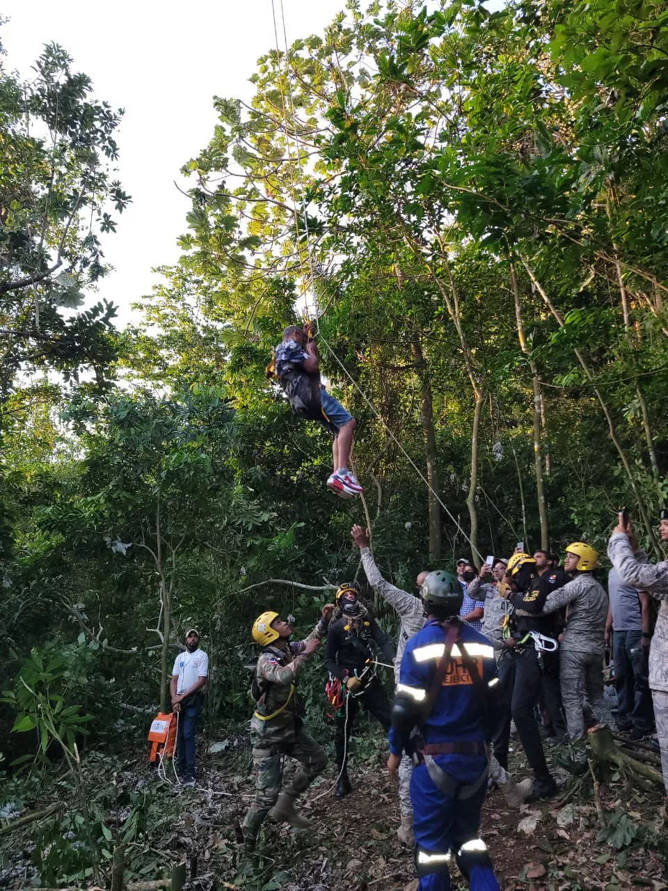 Pasajeros son rescatados tras amanecer varados en teleférico Puerto Plata