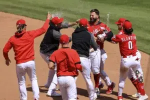 Rojos vencen a Medias Blancas, pero Votto se lesiona