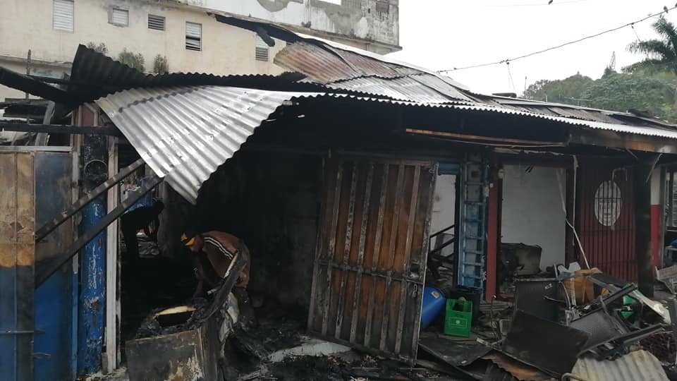 Incendio destruye varios establecimientos comerciales en Los Charamicos de Sosúa