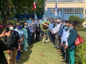 Frente Estudiantil deposita ofrenda floral en Busto de Amín Abel por 52 aniversario de fundación