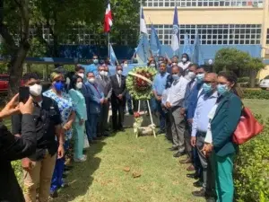 Frente Estudiantil deposita ofrenda floral en Busto de Amín Abel por 52 aniversario de fundación