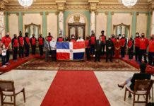 Orgullo dominicano: presidente Abinader entrega bandera nacional a Las Reinas del Caribe