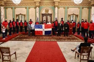 Orgullo dominicano: presidente Abinader entrega bandera nacional a Las Reinas del Caribe