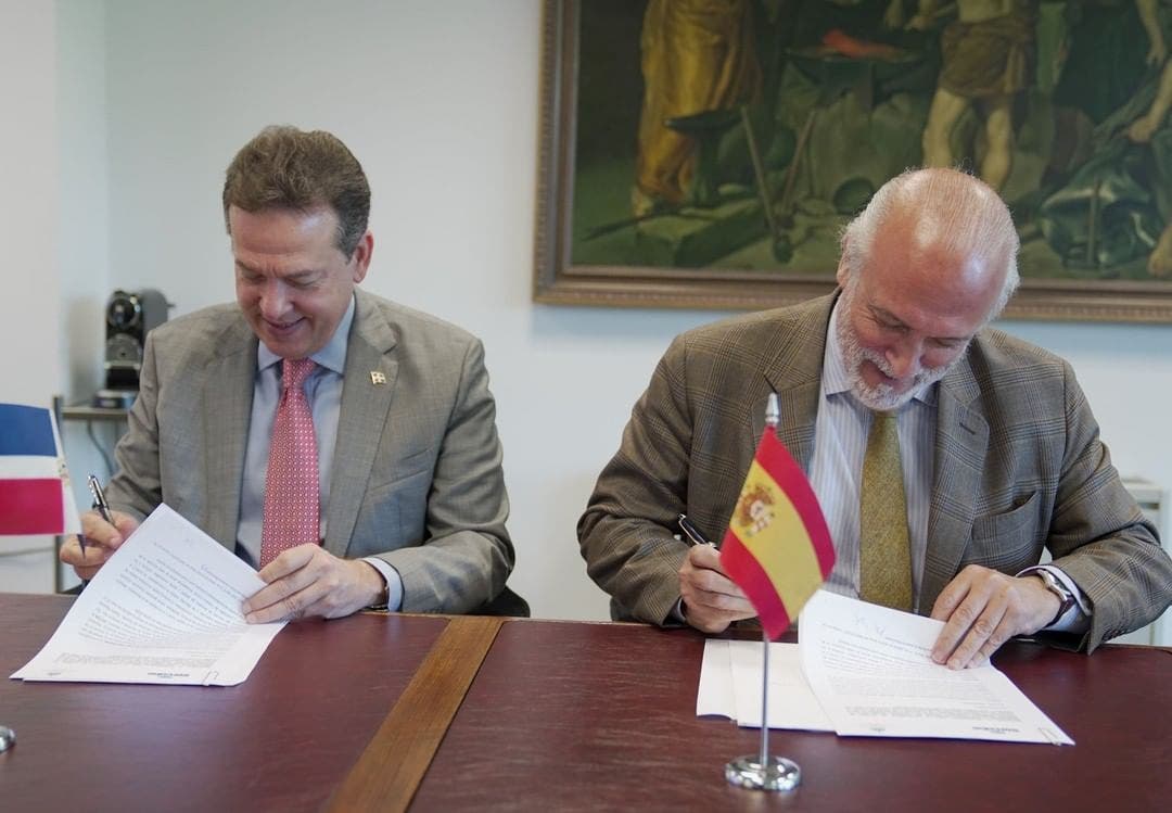 Bisonó firma memorando con representante de más de 400 empresas españolas