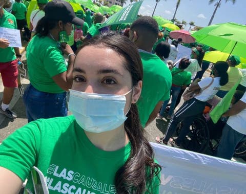 Hija menor del presidente Abinader participa en marcha por las 3 causales