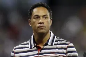 Salón de la Fama del béisbol acepta renuncia de Alomar