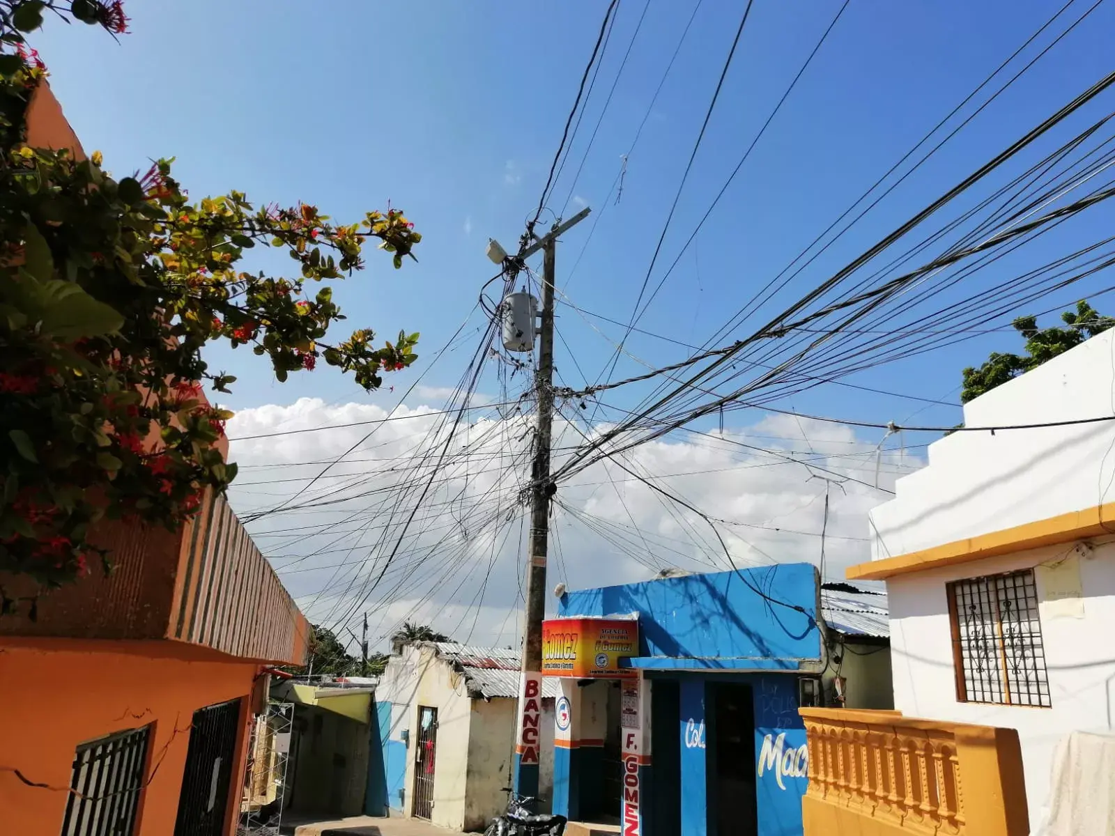 Residentes en calle de Katanga denuncian tienen una semana sin electricidad por avería