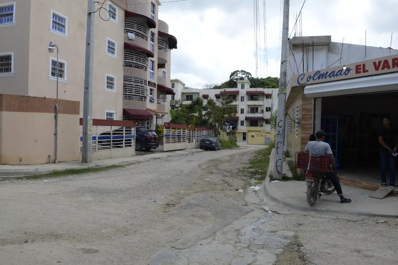 Residentes en urbanización Sarah Gabriela denuncian que tienen 21 años reclamando arreglo de calles