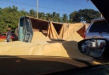 Camión volcado produce largo taponamiento en autopista Duarte