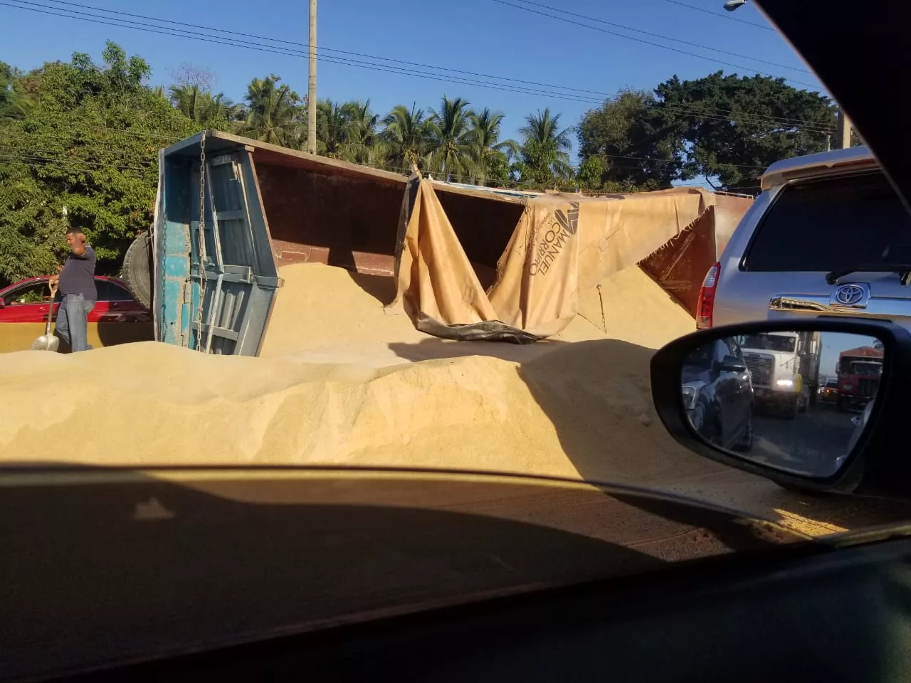 Camión volcado produce largo taponamiento en autopista Duarte